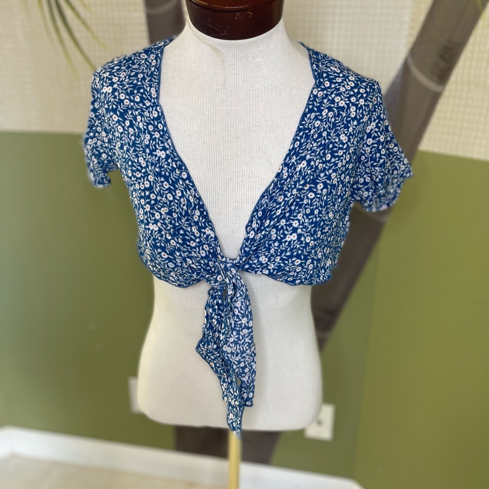 Shein blue and white floral tie-front top Size 4